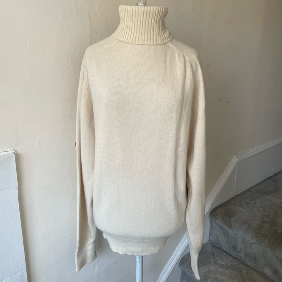 Crimson Cashmere 8 Rue Marbeuf Paris Beige 100% Pure Cashmere Turtleneck Sweater